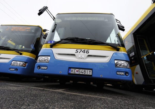 V Košiciach došlo k nehode autobusu MHD, vodič vyšiel na zvodidlá a narazil do stĺpa