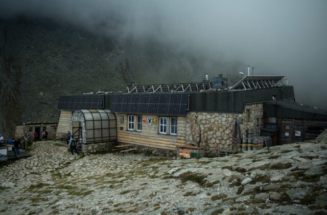 Slovenské elektrárne Česká republika inštalujú „Nekonečnú energiu“ pre vysokohorské chaty: fotovoltika s batériami nahradí diesel agregát