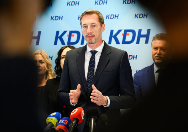 Kresťanskí demokrati vyzývajú prezidenta, aby podal podnet na disciplinárne konanie voči riaditeľovi SIS Gašparovi