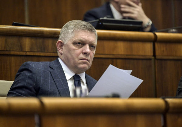 Konsolidácia namierená proti občanom koalícii ublíži. Fico však podľa politológa vie, ako svojich voličov obalamutiť