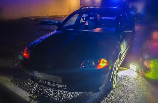 Tragická nehoda v okrese Gelnica. Vodič zachytil autom chodca, ťahal ho zakliesneného do obce – FOTO
