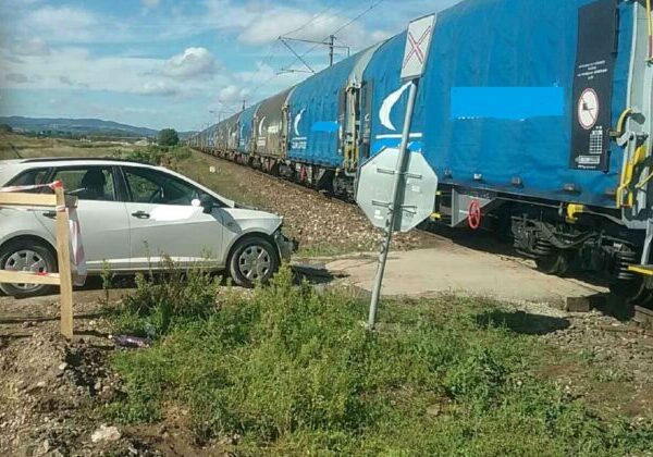V obci Valaliky sa na železničnom priecestí zrazilo osobné auto s vlakom – FOTO