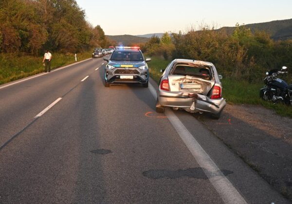 Motocyklista narazil do osobného auta, po prevoze do nemocnice zraneniam podľahol – FOTO