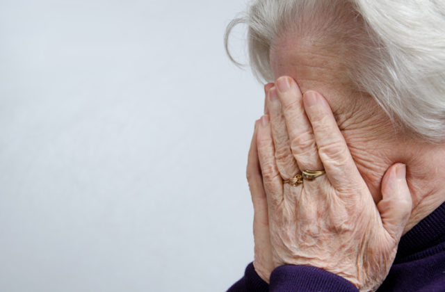 Desaťtisíc eur zabalila do vrecúška a vyložila na parapetu okna, podvodníci okradli ďalšiu seniorku