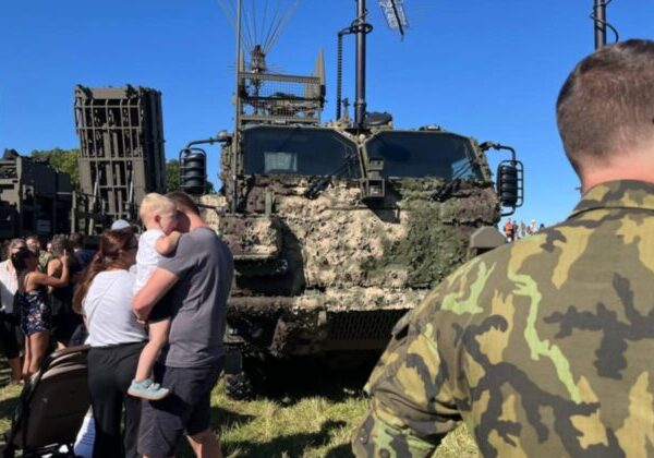 V Česku prebieha najväčšia bezpečnostná prehliadka v strednej Európe, lietala aj slovenská stíhačka F-16 – FOTO