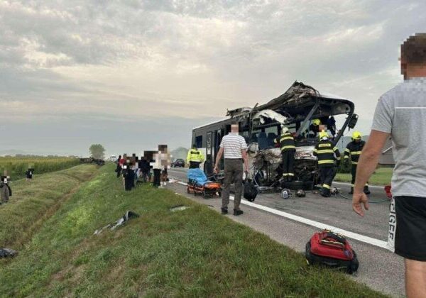 Pri obci Drienovec došlo k zrážke kamióna s autobusom, nehoda si vyžiadala jednu obeť – FOTO