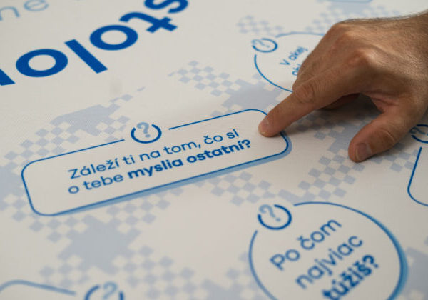 Menej scrollovania, viac stolovania: UNIQA spúšťa kampaň Buďme prítomní a pozýva rodiny k spoločnému stolu