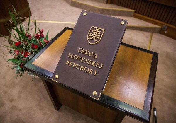 Parlament schválil novelu ústavy, za zmeny hlasovali aj niektorí opoziční poslanci – VIDEO