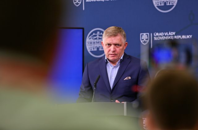 Progresívne Slovensko vyzýva Fica, aby zrušil cestu do Číny a Gašpara na odchod z čela SIS
