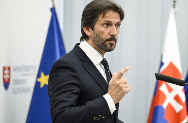 Minister Kaliňák príde o tri platy, dostal pokutu za nepriznanú vilu v Chorvátsku