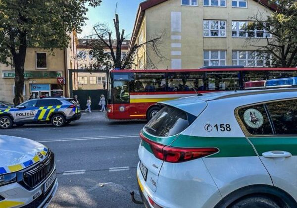 Nemocnica v Košiciach dostala oznámenie o bombe, policajti evakuujú budovu