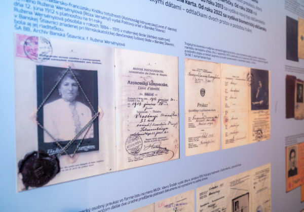Ministerstvo vnútra otvorilo výstavu histórie osobných dokladov, z viacerých sú malé umelecké diela – FOTO