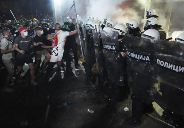 Tisíce ľudí protestovali v srbskom Novom Sade, polícia použila slzotvorný plyn aj omračujúce granáty