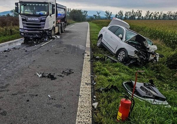 Tragická dopravná nehoda v okrese Košice. Vodička osobného auta neprežila zrážku s kamiónom – FOTO