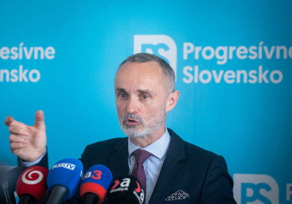 Valášek upozorňuje na dieru v rozpočte na obranu, hovorí o čistom podfuku voči spojencom