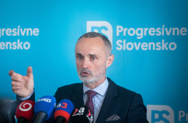 Valášek upozorňuje na dieru v rozpočte na obranu, hovorí o čistom podfuku voči spojencom