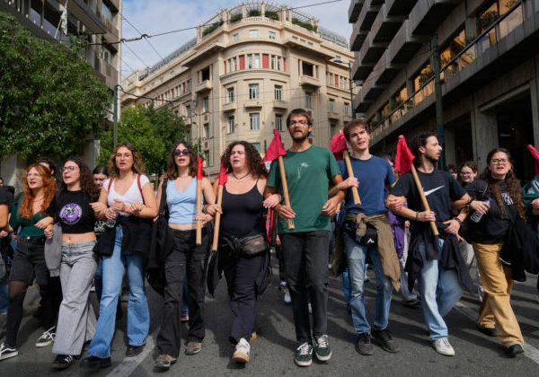 Grécky parlament schválil umožnenie 13-hodinového pracovného dňa
