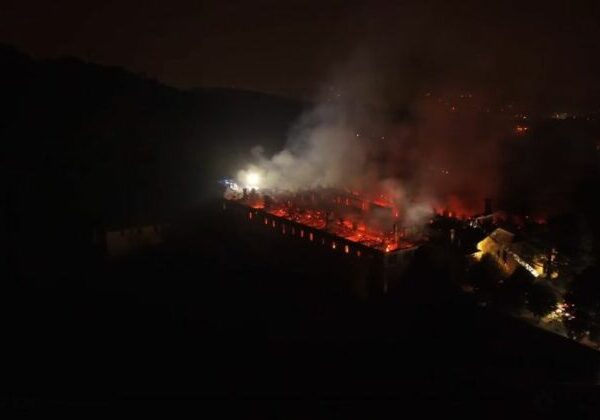 Požiar zničil historický kláštor spojený s prvým miléniovým svätcom – VIDEO