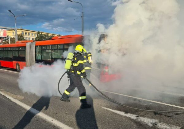 V obci Sady nad Torysou horel autobus, chytilo sa aj nákladné auto – FOTO