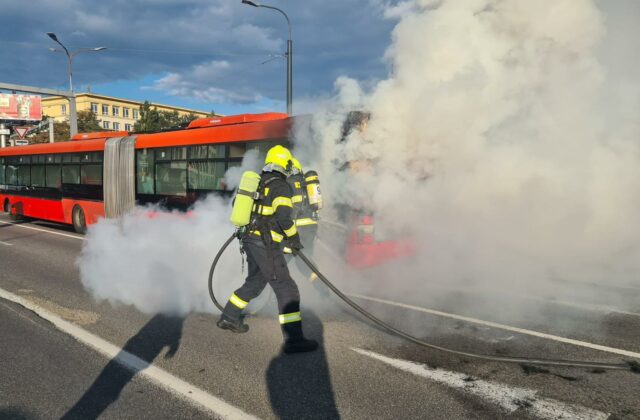 V obci Sady nad Torysou horel autobus, chytilo sa aj nákladné auto – FOTO