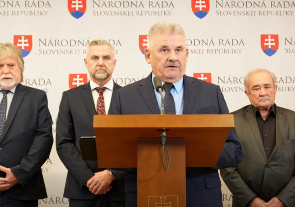 Smer chce kvôli Matovičovi zakázať v rokovacej sále grafy aj obrazové pomôcky, plánuje aj sankcie – VIDEO