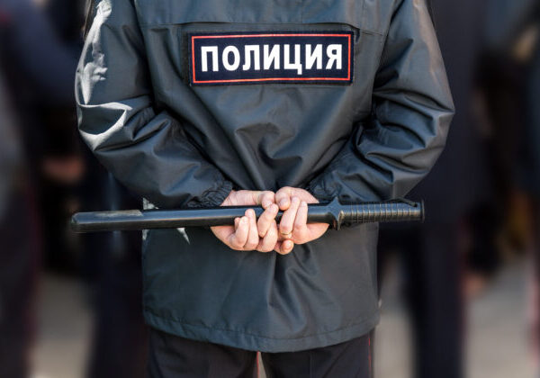 Chodci v Petrohrade smutní z vojny si zaspievali protivojnové piesne