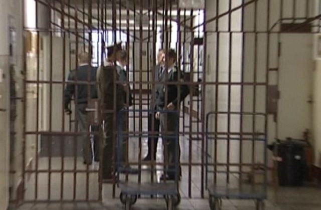 K obžalovaným sa správal násilne, príslušníka Zboru väzenskej a justičnej stráže z väznice obvinili