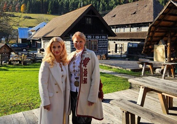 Šimkovičová má so starostkou obce Čičmany spolupracovať pri výbere vstupného, nápad s turniketmi sa už dočkal kritiky – VIDEO, FOTO