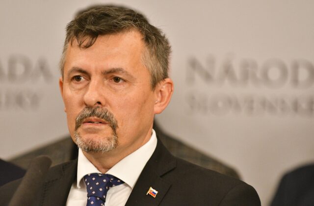 Horony čelí kritike za dvojjazyčné tabule v Nitrianskom kraji, Machala hovorí o ohrození bezpečnosti