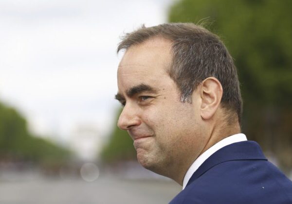 Macron znovu vymenoval Lecornua za premiéra, Francúzsko zostáva v politickej kríze