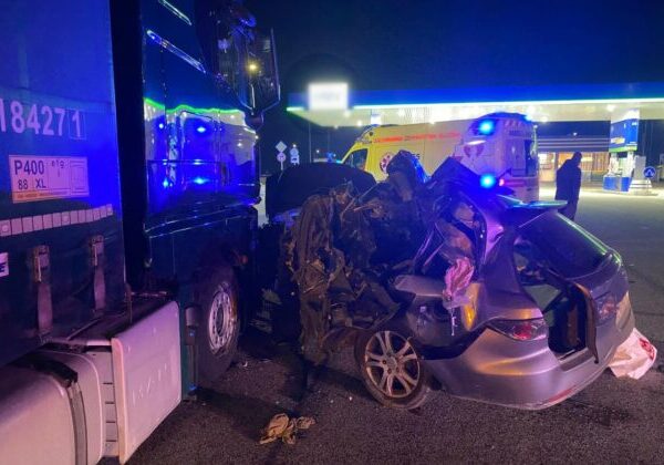 Tragická nehoda na diaľnici D4 si vyžiadala jeden život, vodič narazil do zaparkovaného kamióna