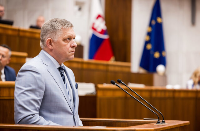 Fico odmieta financovať vojnu na Ukrajine, uvažuje nad zvolaním mimoriadneho rokovania parlamentu – VIDEO