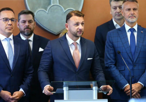 Na senioroch spáchali už stovky podvodov, štát ide proti podvodníkom bojovať – VIDEO