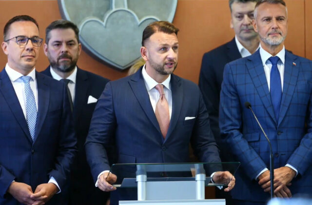 Na senioroch spáchali už stovky podvodov, štát ide proti podvodníkom bojovať – VIDEO