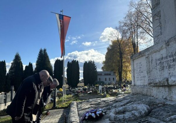 Slovensko a Česko spoločne odhaľujú nové pamätníky padlým vojakom – FOTO