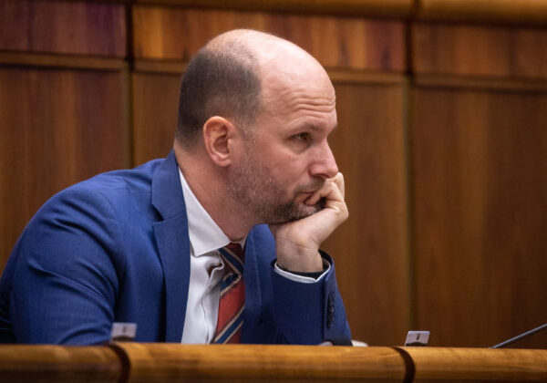 Fico sa obáva prehry v komunálnych voľbách, ich odsun je záchranný plán, myslí si Grendel