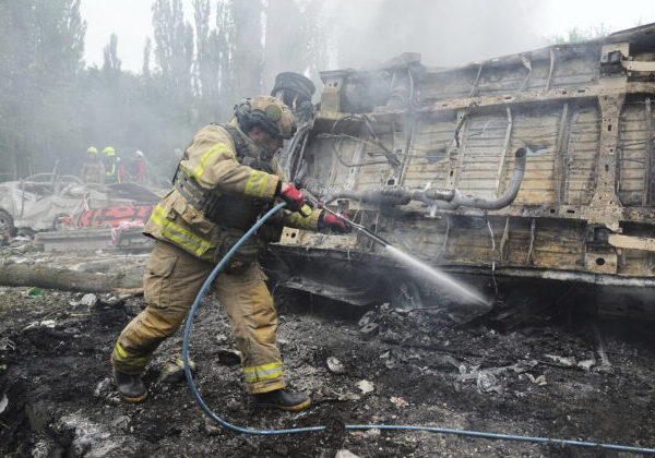 Ukrajinské drony zasiahli ruskú rafinériu, útok vyvolal explózie a požiar