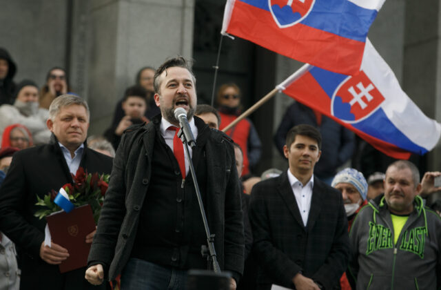 Novinár Schutz vyzval na dehumanizáciu „smerákov“. Výrok posúdia príslušné orgány, uviedol Žilinka