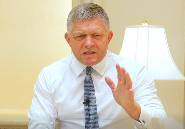 Strana európskych socialistov podľa Fica zlikvidovala autentickú ľavicu a súhlasila by aj s manželstvom medzi mačkami – VIDEO