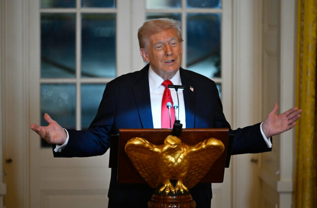Trump bude pred schôdzkou so Zelenským hovoriť s Putinom