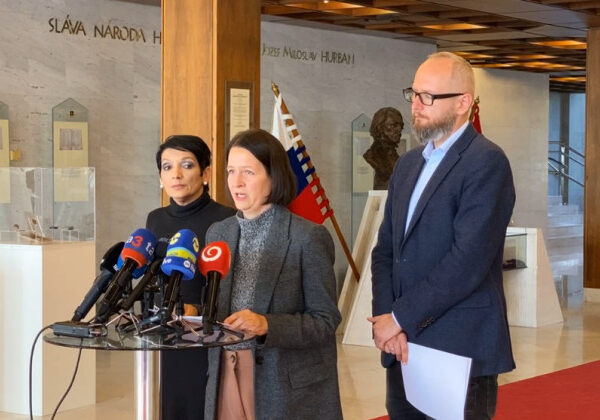 Brat za brata podľa progresívcov buduje paralelnú spravodajskú službu, hovoria o vážnej bezpečnostnej hrozbe – VIDEO