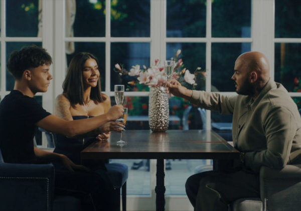 Majself si pripíja na život a ukázal celú svoju rodinu – VIDEO