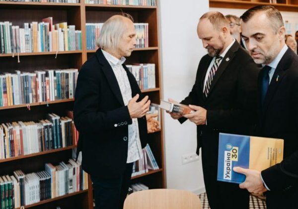 Knižnica Juraja Fándlyho má obnovenú čitáreň, Ukrajinskú knižnú poličku aj knihy z pozostalosti Antona Srholca – FOTO