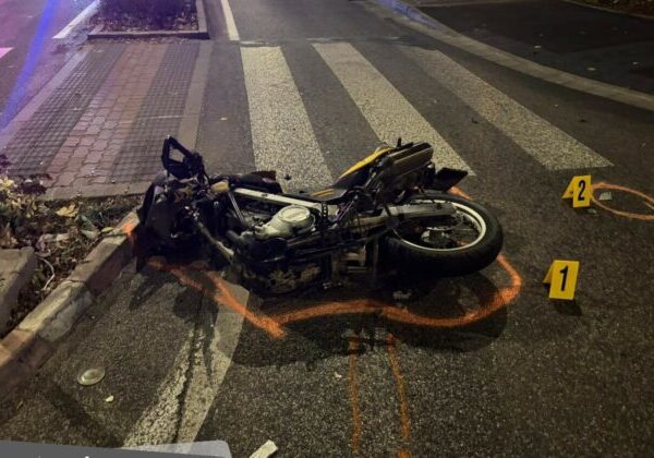 Vodič auta nedal prednosť motorkárovi, došlo k silnej zrážke. 20-ročný mladík utrpel ťažké poranenia – FOTO