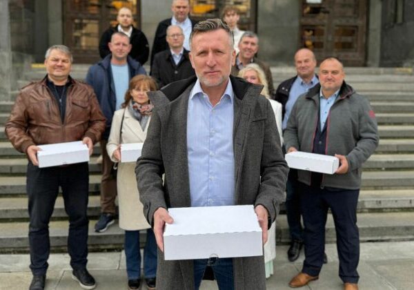 Winkler odovzdal podpisy, strana Dunaj oficiálne vstupuje do komunálnej politiky – FOTO