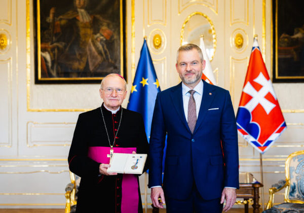 Pellegrini odovzdal ďakovnú medailu biskupovi Rábekovi, poďakoval mu za službu v prospech ozbrojených síl – FOTO