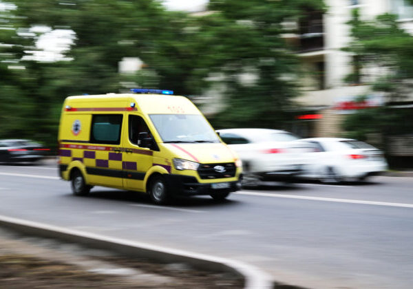 Trinásťročný študent vypadol z okna gymnázia, na mieste zomrel