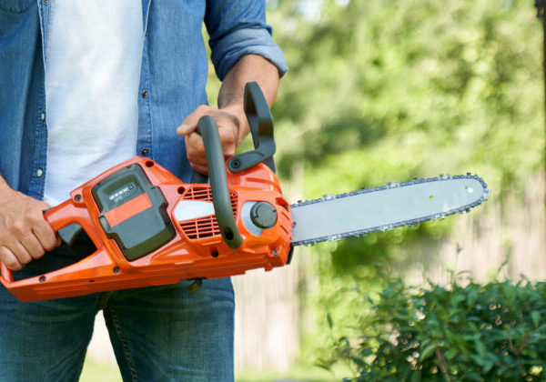 Predavačku napadol motorovou pílou