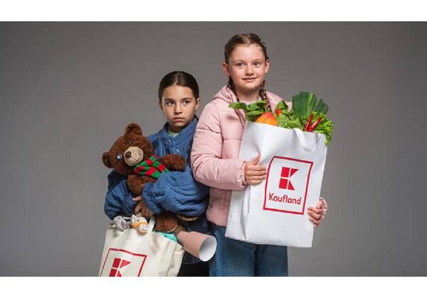 Malý nákup, veľká pomoc rodinám v núdzi: Kaufland už siedmy raz štartuje projekt Darujte úsmev 2x