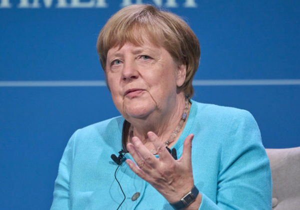 Vojna na Ukrajine je dôsledkom Putinovho strachu z COVID-19, povedala Merkelová
